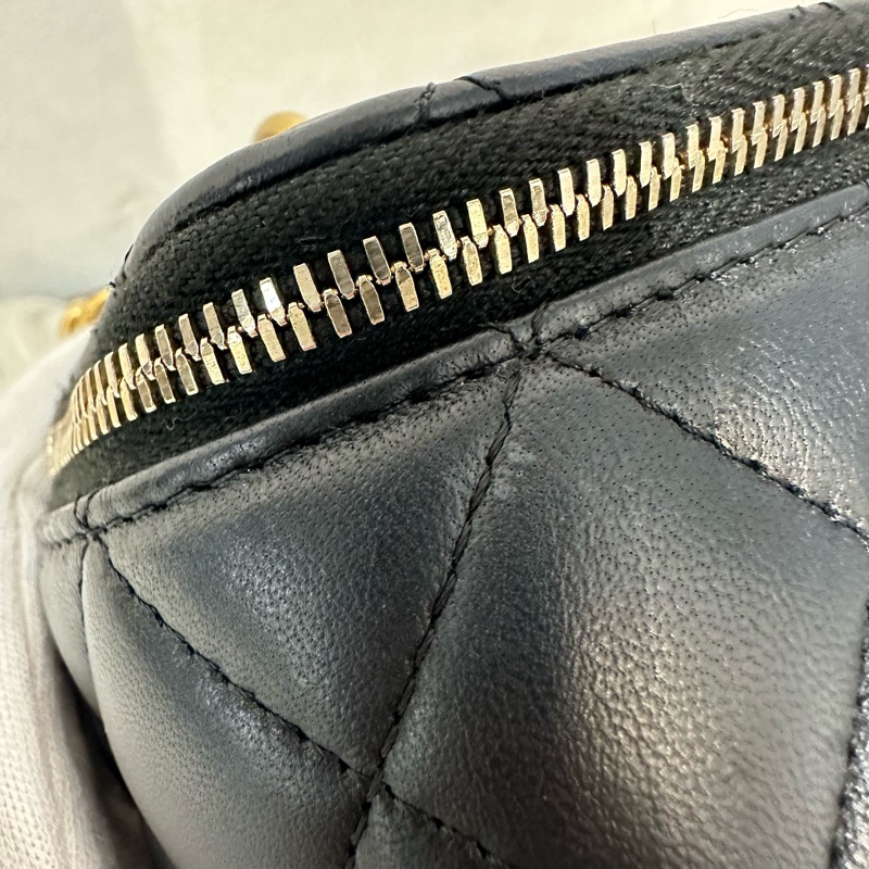 Chanel AP3301 黑羊皮金口山茶花金球斜背包 化妝包-7