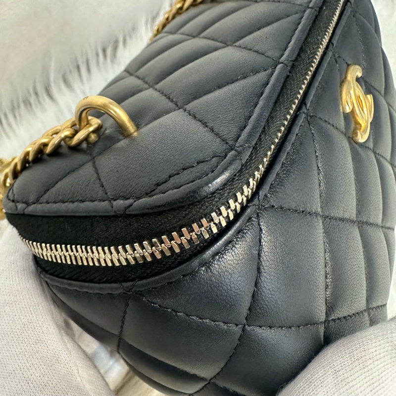 Chanel AP3301 黑羊皮金口山茶花金球斜背包 化妝包-8