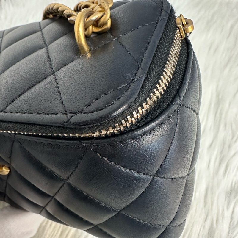 Chanel AP3301 黑羊皮金口山茶花金球斜背包 化妝包-9