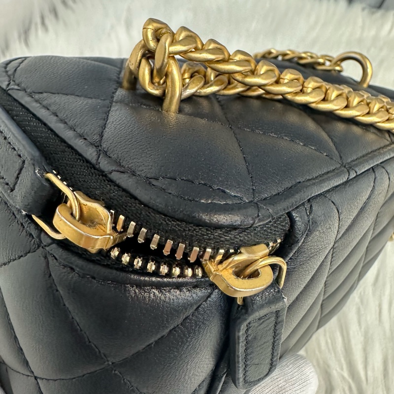 Chanel AP3301 黑羊皮金口山茶花金球斜背包 化妝包-10