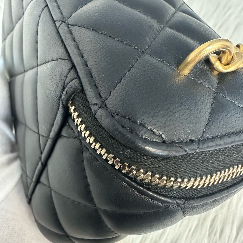 Chanel AP3301 黑羊皮金口山茶花金球斜背包 化妝包-11