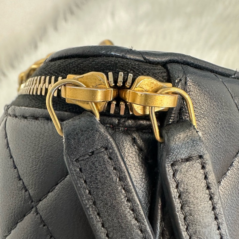 Chanel AP3301 黑羊皮金口山茶花金球斜背包 化妝包-12