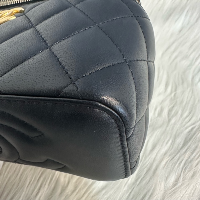 Chanel AP3301 黑羊皮金口山茶花金球斜背包 化妝包-16