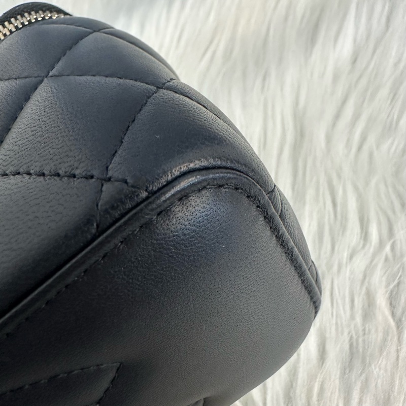 Chanel AP3301 黑羊皮金口山茶花金球斜背包 化妝包-17