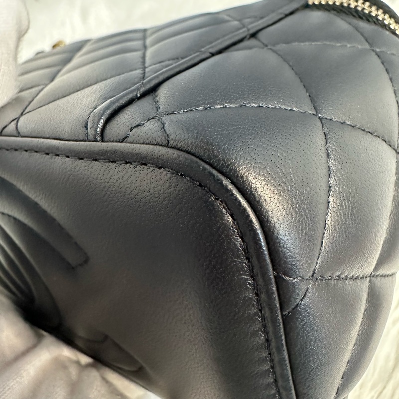 Chanel AP3301 黑羊皮金口山茶花金球斜背包 化妝包-18