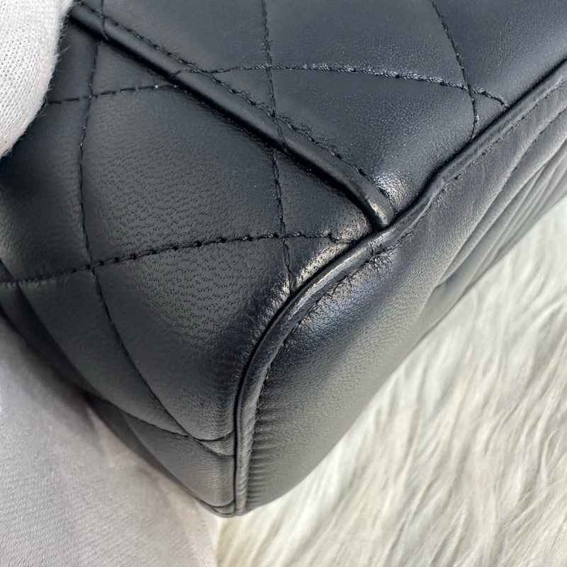 Chanel AP3301 黑羊皮金口山茶花金球斜背包 化妝包-19