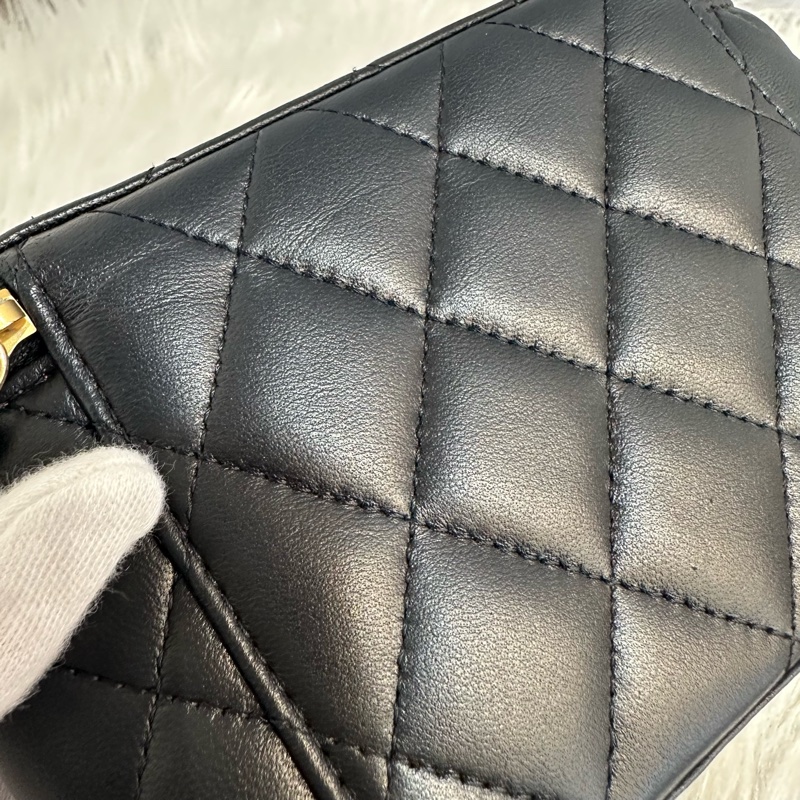 Chanel AP3301 黑羊皮金口山茶花金球斜背包 化妝包-21