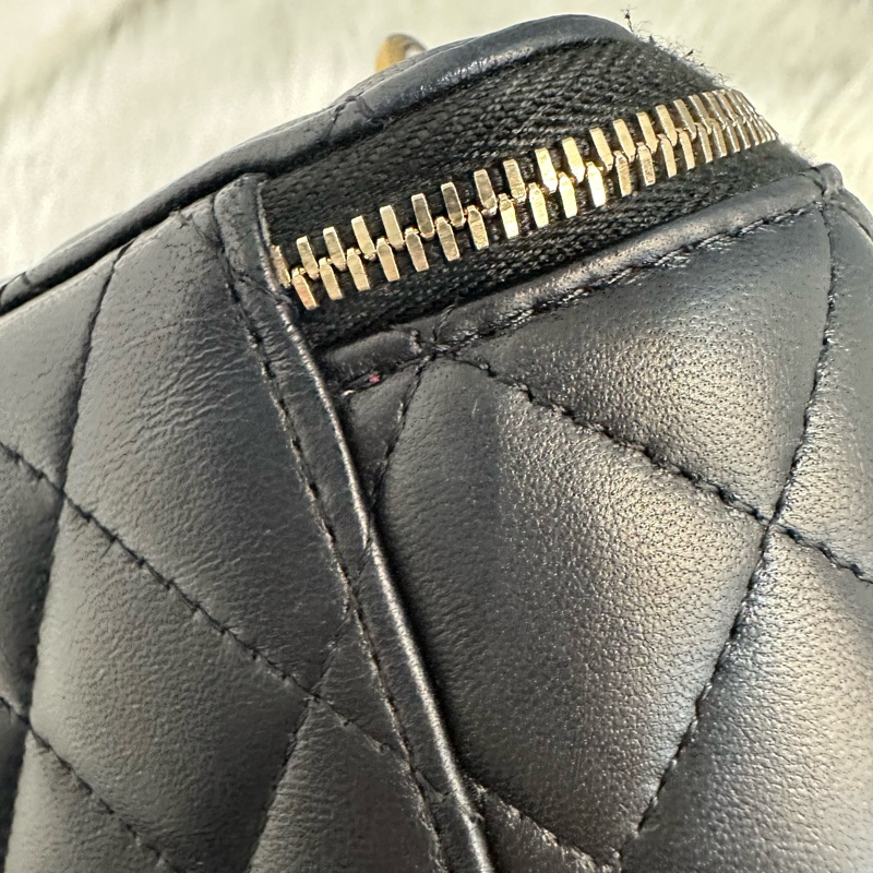 Chanel AP3301 黑羊皮金口山茶花金球斜背包 化妝包-22