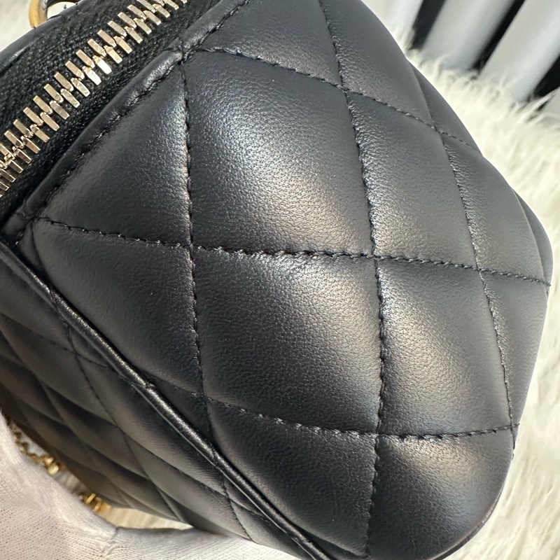 Chanel AP3301 黑羊皮金口山茶花金球斜背包 化妝包-23