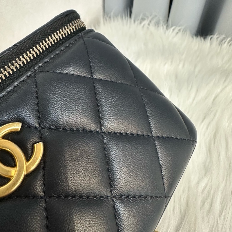 Chanel AP3301 黑羊皮金口山茶花金球斜背包 化妝包-24