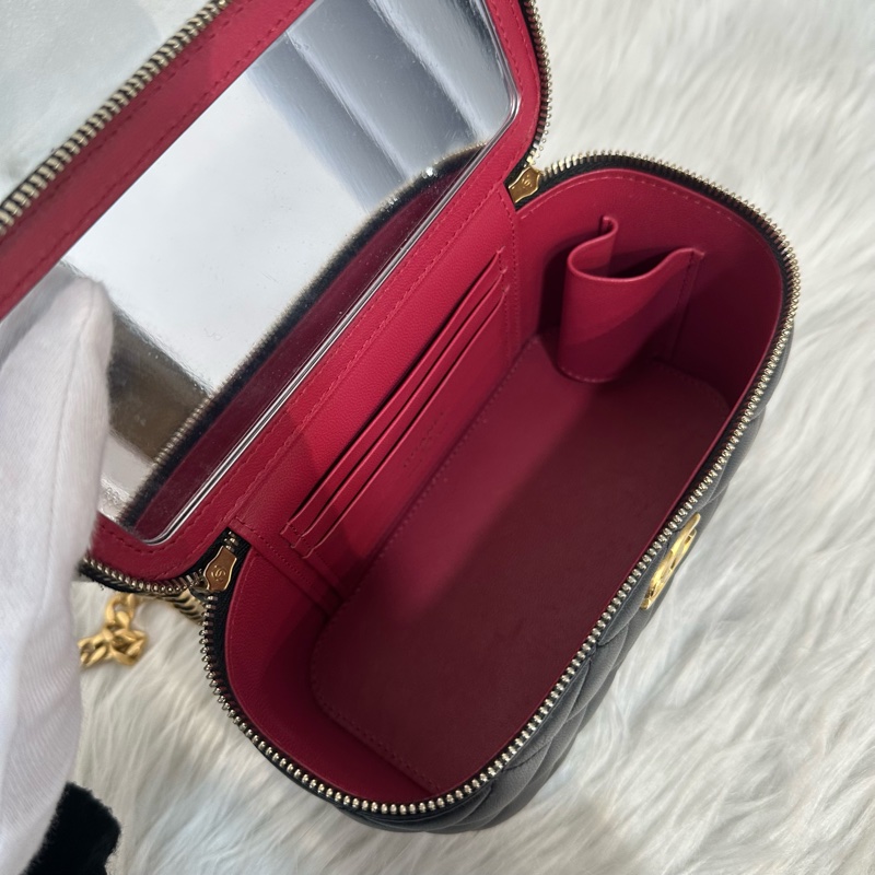 Chanel AP3301 黑羊皮金口山茶花金球斜背包 化妝包-30