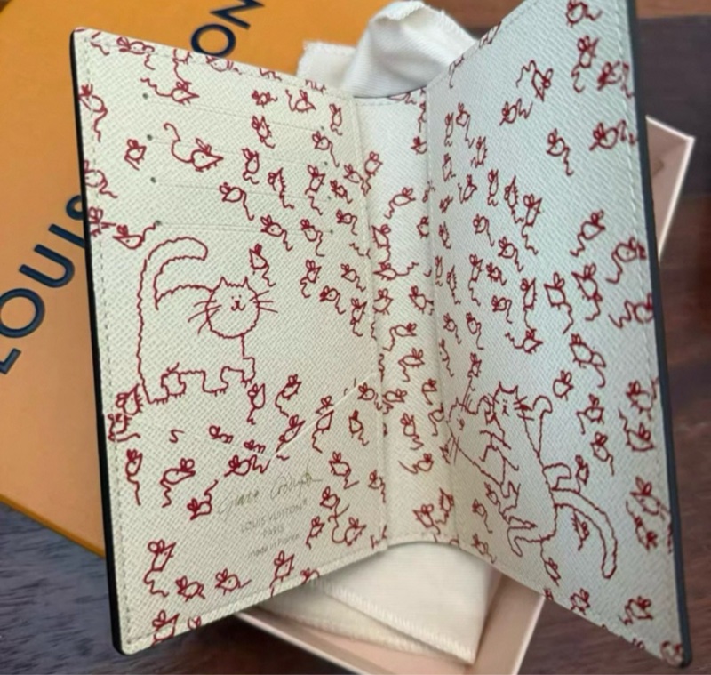 LV 與Grace Coddingon 聯名 限量貓咪護照套 M25753-1