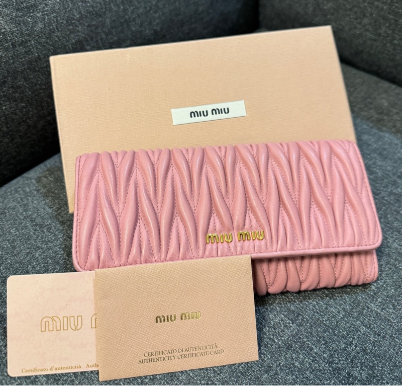 專櫃正品 MIU MIU 粉色 金屬標 抓皺 扣式長夾 多卡夾 發財包-0
