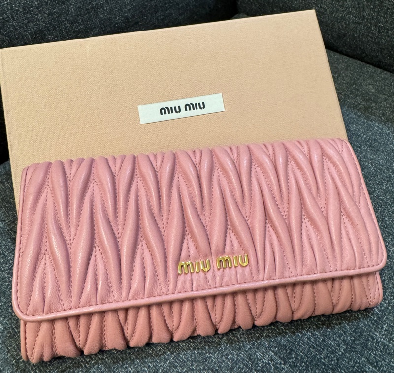 專櫃正品 MIU MIU 粉色 金屬標 抓皺 扣式長夾 多卡夾 發財包-1
