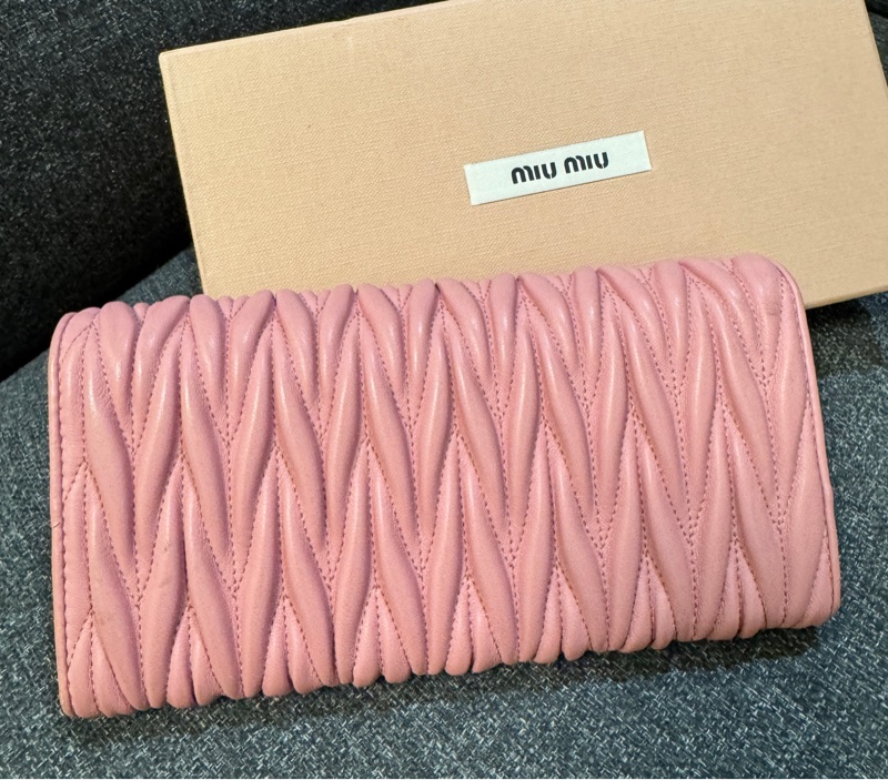 專櫃正品 MIU MIU 粉色 金屬標 抓皺 扣式長夾 多卡夾 發財包-2