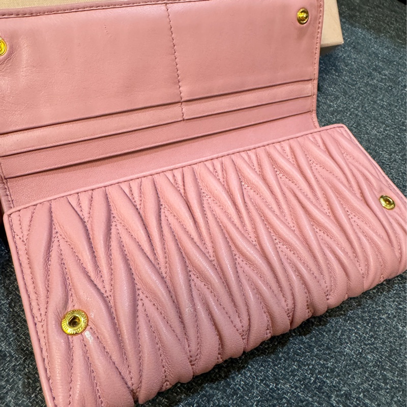 專櫃正品 MIU MIU 粉色 金屬標 抓皺 扣式長夾 多卡夾 發財包-4