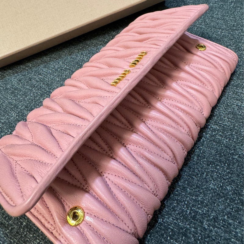 專櫃正品 MIU MIU 粉色 金屬標 抓皺 扣式長夾 多卡夾 發財包-6