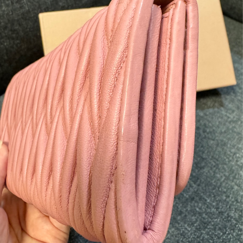 專櫃正品 MIU MIU 粉色 金屬標 抓皺 扣式長夾 多卡夾 發財包-9