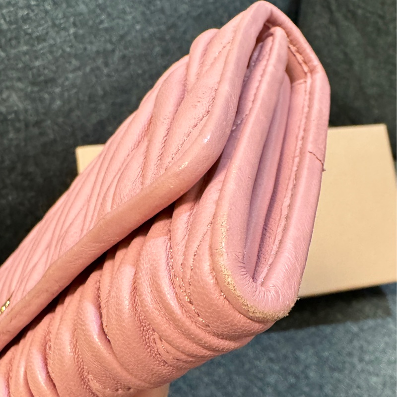 專櫃正品 MIU MIU 粉色 金屬標 抓皺 扣式長夾 多卡夾 發財包-11