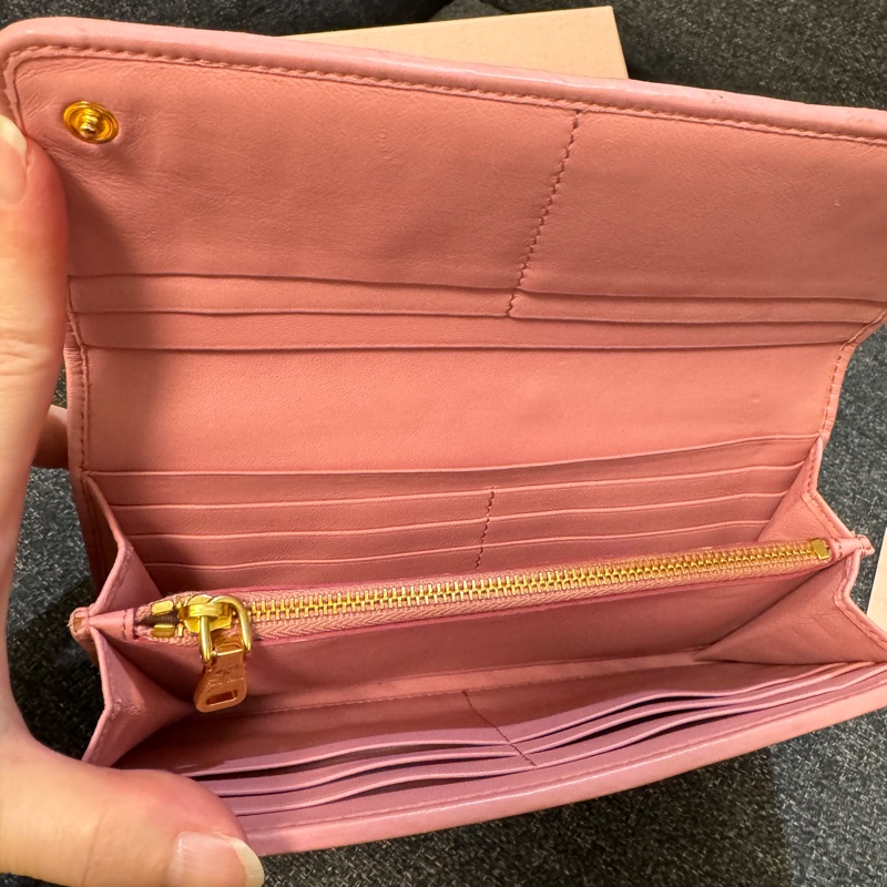 專櫃正品 MIU MIU 粉色 金屬標 抓皺 扣式長夾 多卡夾 發財包-14