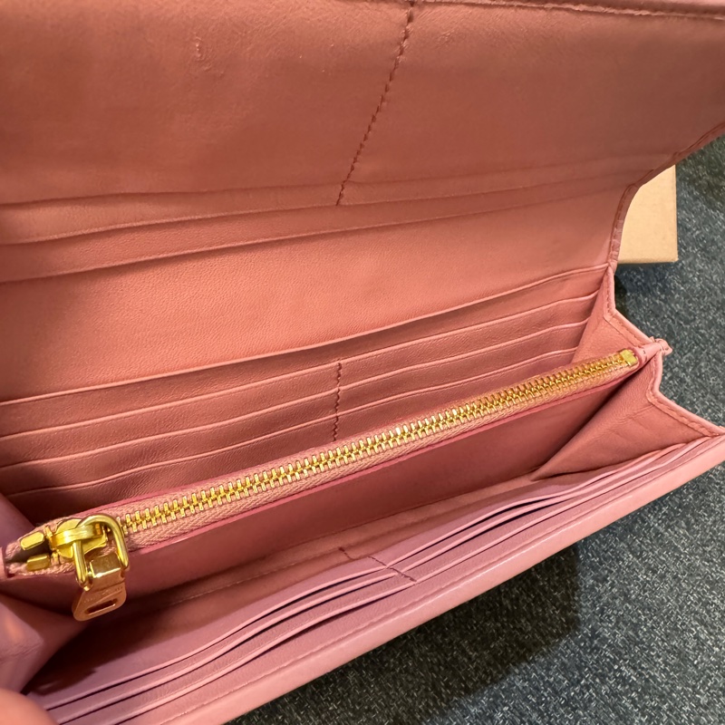 專櫃正品 MIU MIU 粉色 金屬標 抓皺 扣式長夾 多卡夾 發財包-15