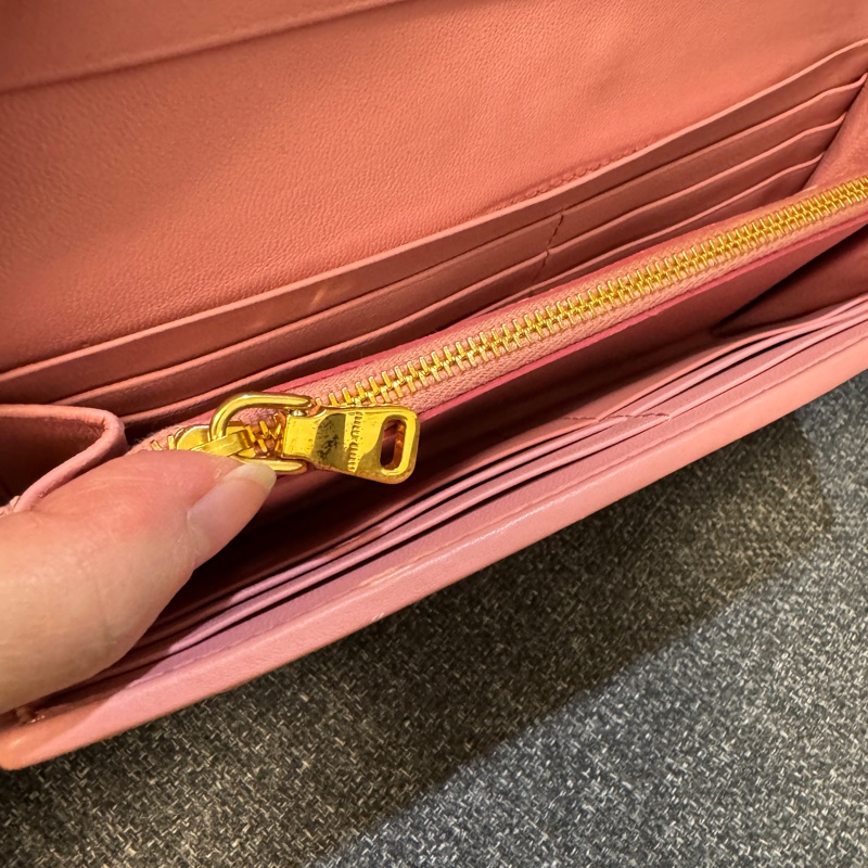 專櫃正品 MIU MIU 粉色 金屬標 抓皺 扣式長夾 多卡夾 發財包-16