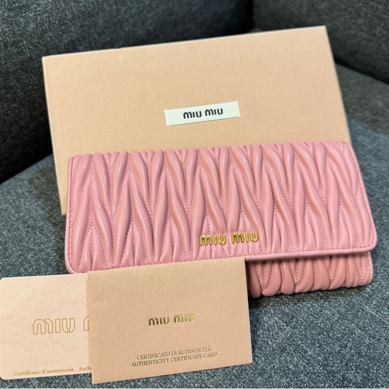 專櫃正品 MIU MIU 粉色 金屬標 抓皺 扣式長夾 多卡夾 發財包-19