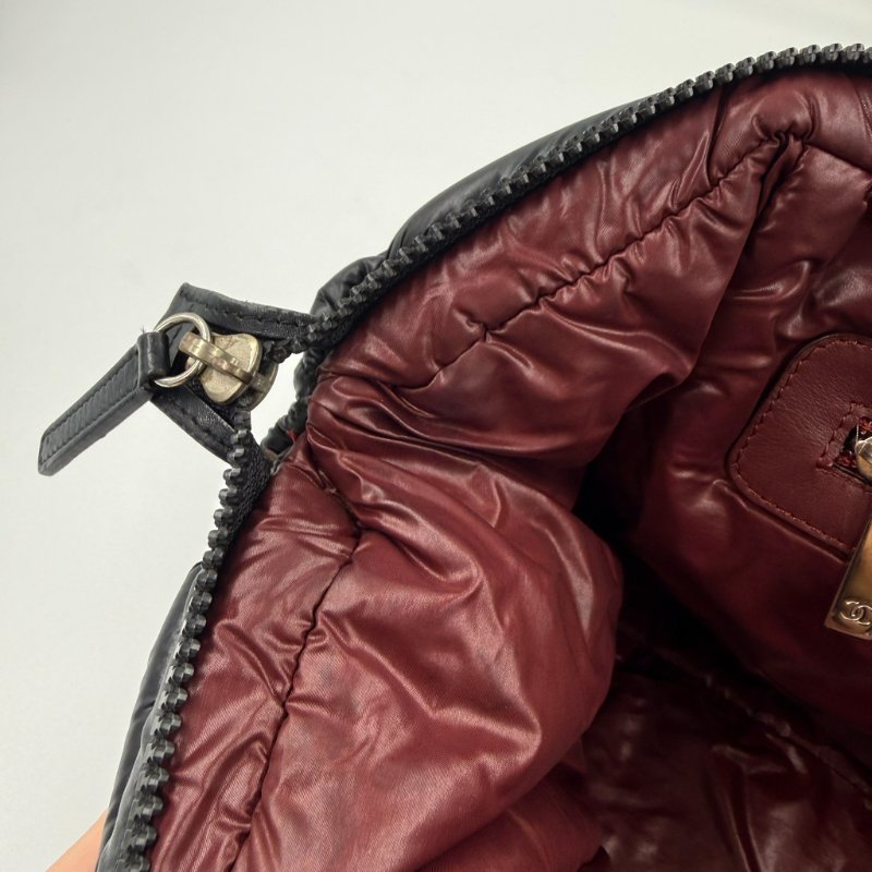 CHANEL - 黑色尼龍拉鍊Coco Cocoon 羽絨手提包-24