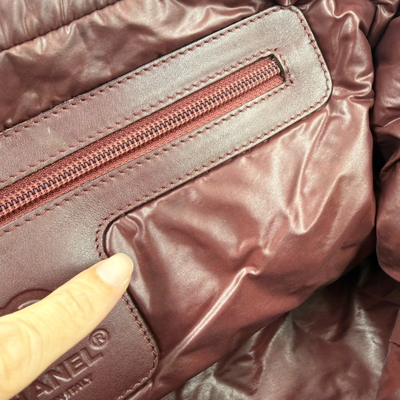 CHANEL - 黑色尼龍拉鍊Coco Cocoon 羽絨手提包-28