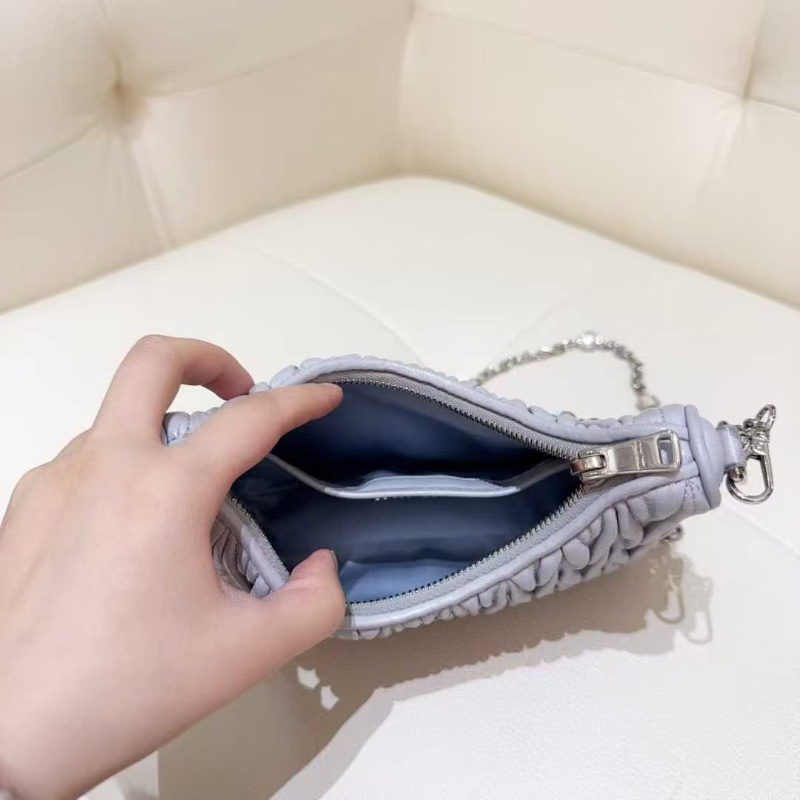 MIU MIU Matelassé 淺藍  鏈條拉鍊 羊皮 手提肩背斜背包19*4*16  98新配件塵袋-2