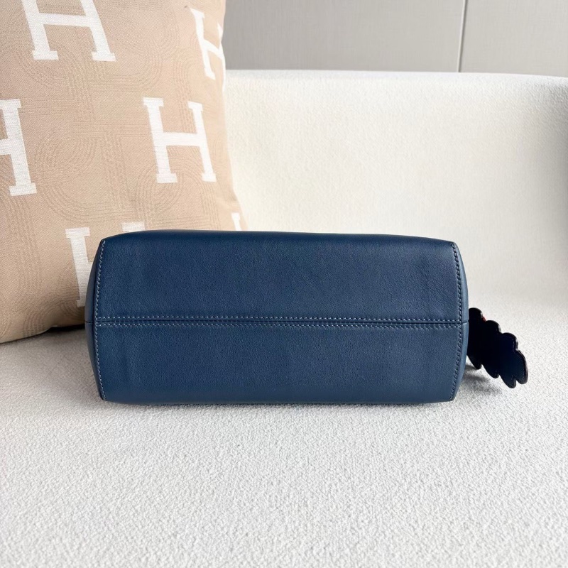 Fendi Bytheway手提斜背包 藍色 牛皮 立體花朵設計28*17*12 98新配件塵袋肩帶購證掛飾-4