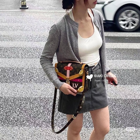 LV限量宮廷塗鴉郵差包  24*19*5 98新配件肩帶塵袋