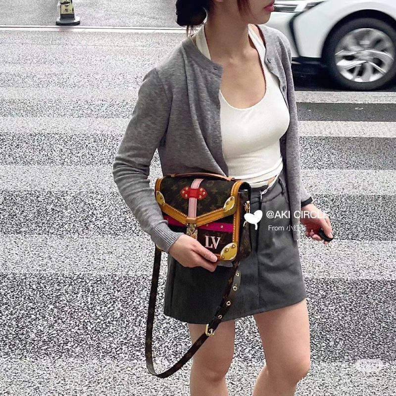 LV限量宮廷塗鴉郵差包  24*19*5 98新配件肩帶塵袋-0