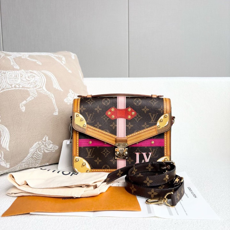 LV限量宮廷塗鴉郵差包  24*19*5 98新配件肩帶塵袋-1