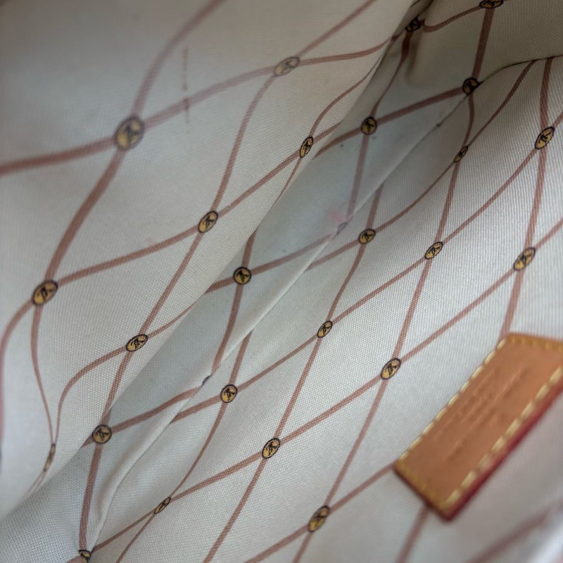 LV限量宮廷塗鴉郵差包  24*19*5 98新配件肩帶塵袋-2