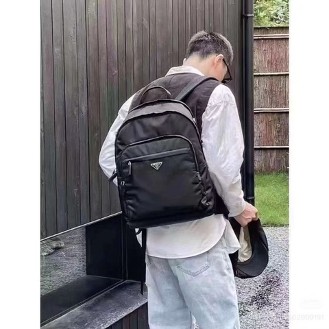 Prada黑色尼龍後背包32*39*16 98新配件塵袋