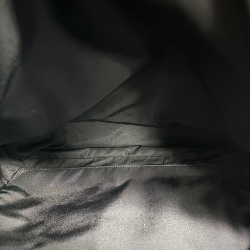 Prada黑色尼龍後背包32*39*16 98新配件塵袋-2