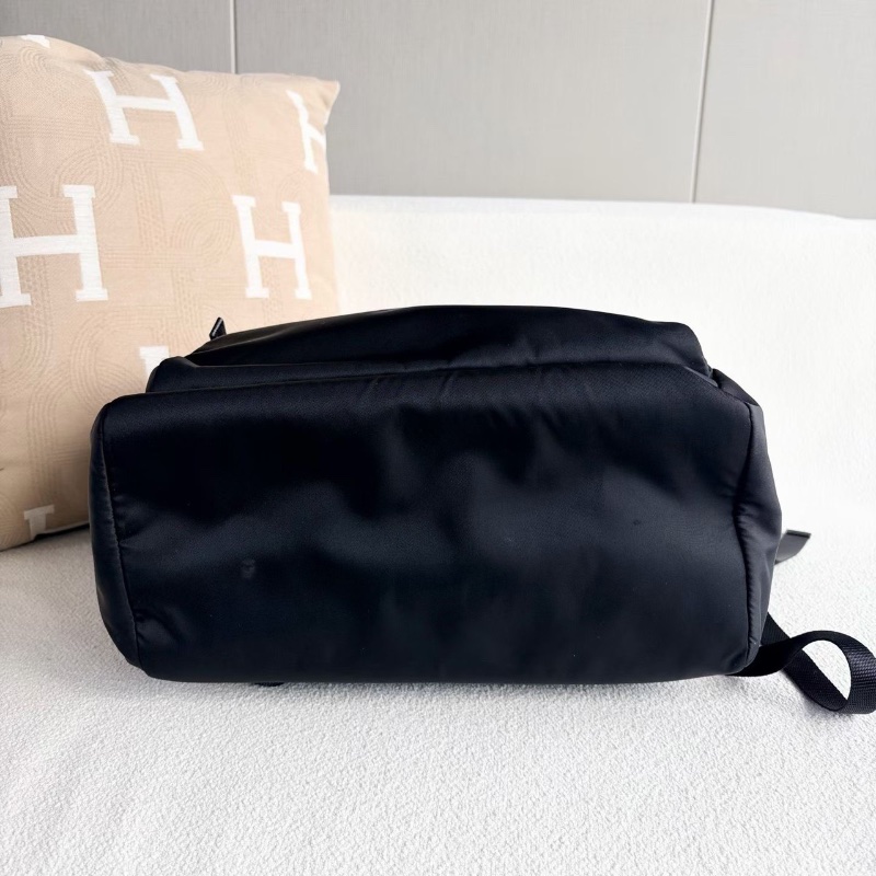 Prada黑色尼龍後背包32*39*16 98新配件塵袋-4