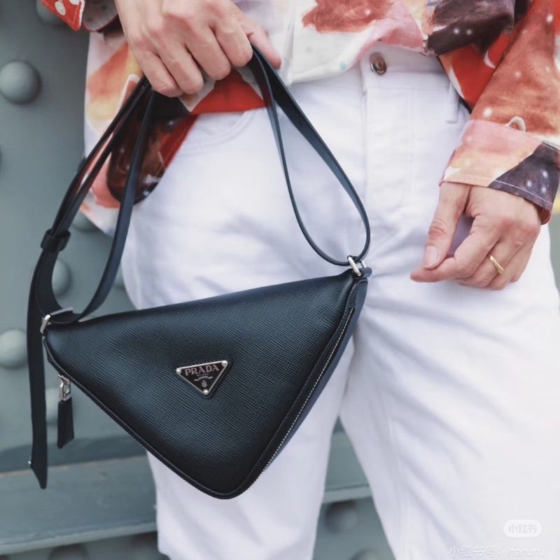 Prada Saffiano三角包 黑色十字紋 牛皮25*15*7 98新配件塵袋 保卡-0