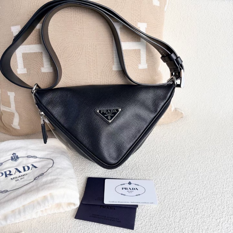 Prada Saffiano三角包 黑色十字紋 牛皮25*15*7 98新配件塵袋 保卡-1