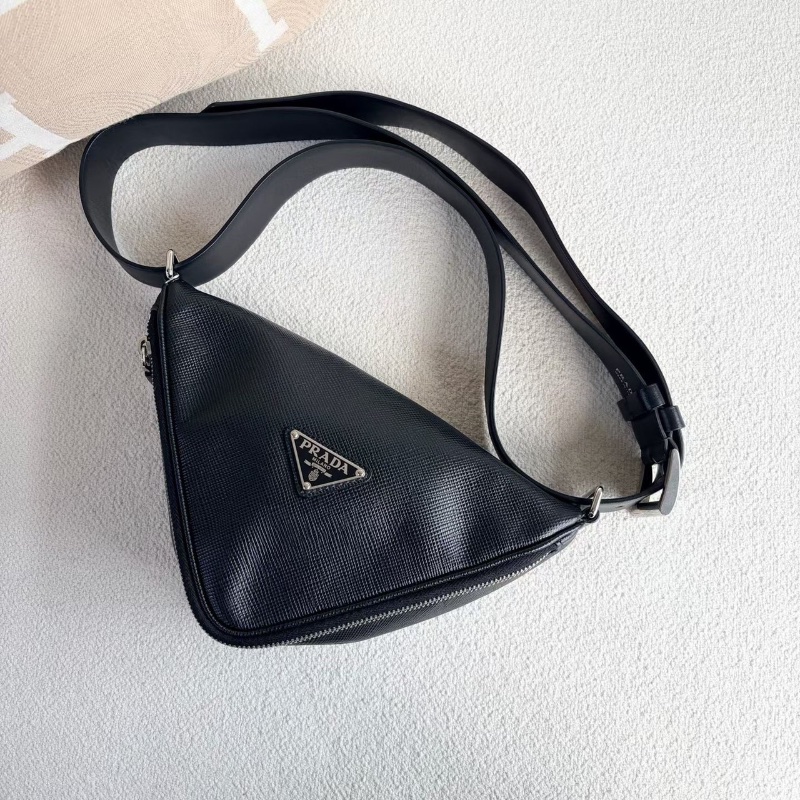 Prada Saffiano三角包 黑色十字紋 牛皮25*15*7 98新配件塵袋 保卡-3