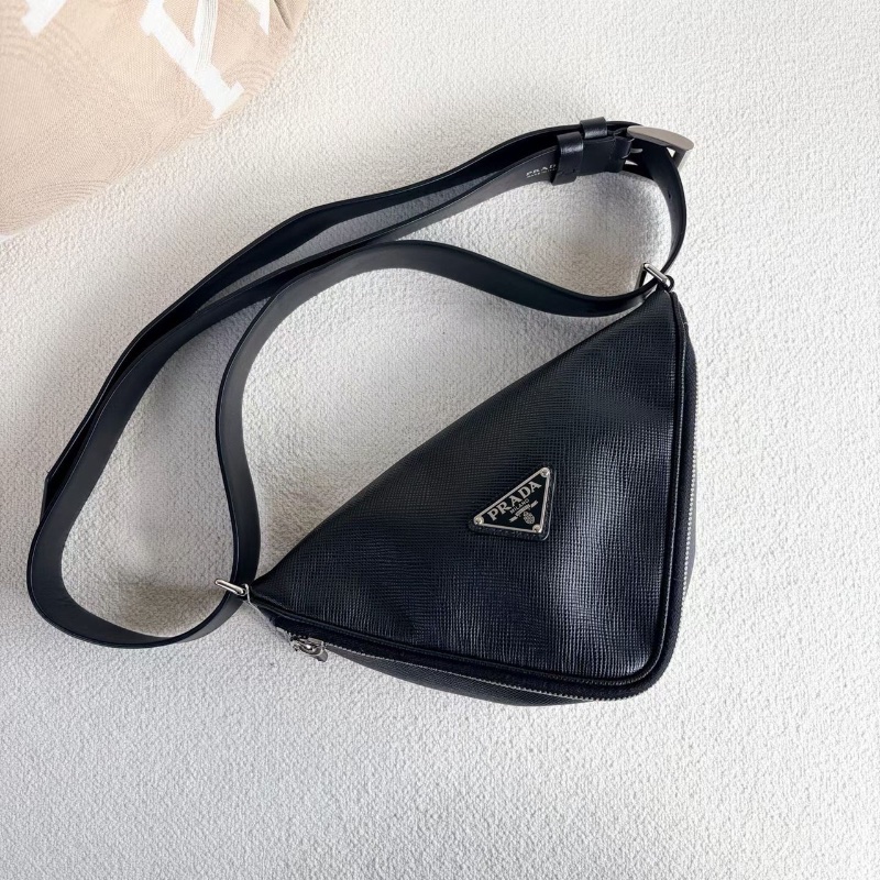 Prada Saffiano三角包 黑色十字紋 牛皮25*15*7 98新配件塵袋 保卡-5