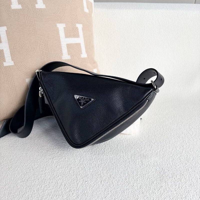 Prada Saffiano三角包 黑色十字紋 牛皮25*15*7 98新配件塵袋 保卡-6