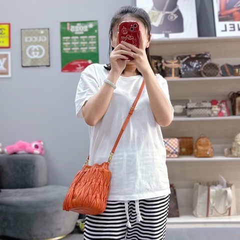 MiuMiu 流蘇水桶包橘色金扣 羊皮16*20*11 98新配件塵袋肩帶
