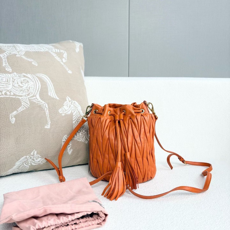 MiuMiu 流蘇水桶包橘色金扣 羊皮16*20*11 98新配件塵袋肩帶-1