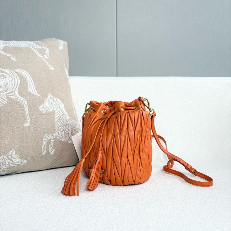 MiuMiu 流蘇水桶包橘色金扣 羊皮16*20*11 98新配件塵袋肩帶-5
