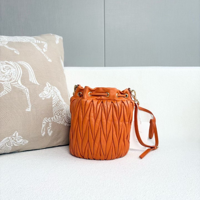 MiuMiu 流蘇水桶包橘色金扣 羊皮16*20*11 98新配件塵袋肩帶-6