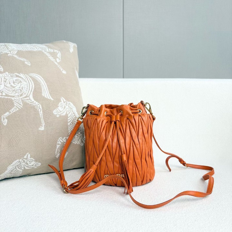 MiuMiu 流蘇水桶包橘色金扣 羊皮16*20*11 98新配件塵袋肩帶-7
