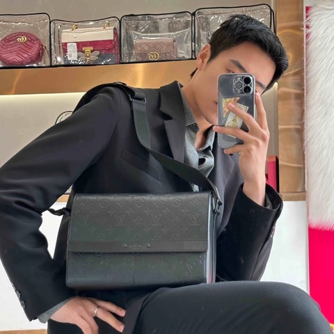 LV SPRINTER郵差包 黑色壓花真皮 全皮材質30*21*10  98新配件塵袋