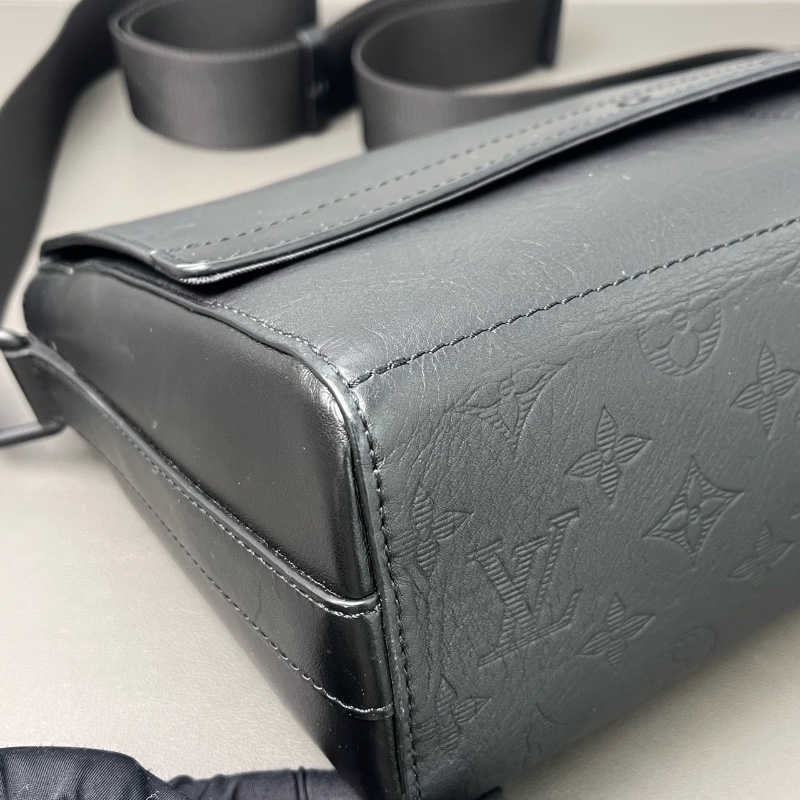 LV SPRINTER郵差包 黑色壓花真皮 全皮材質30*21*10  98新配件塵袋-6